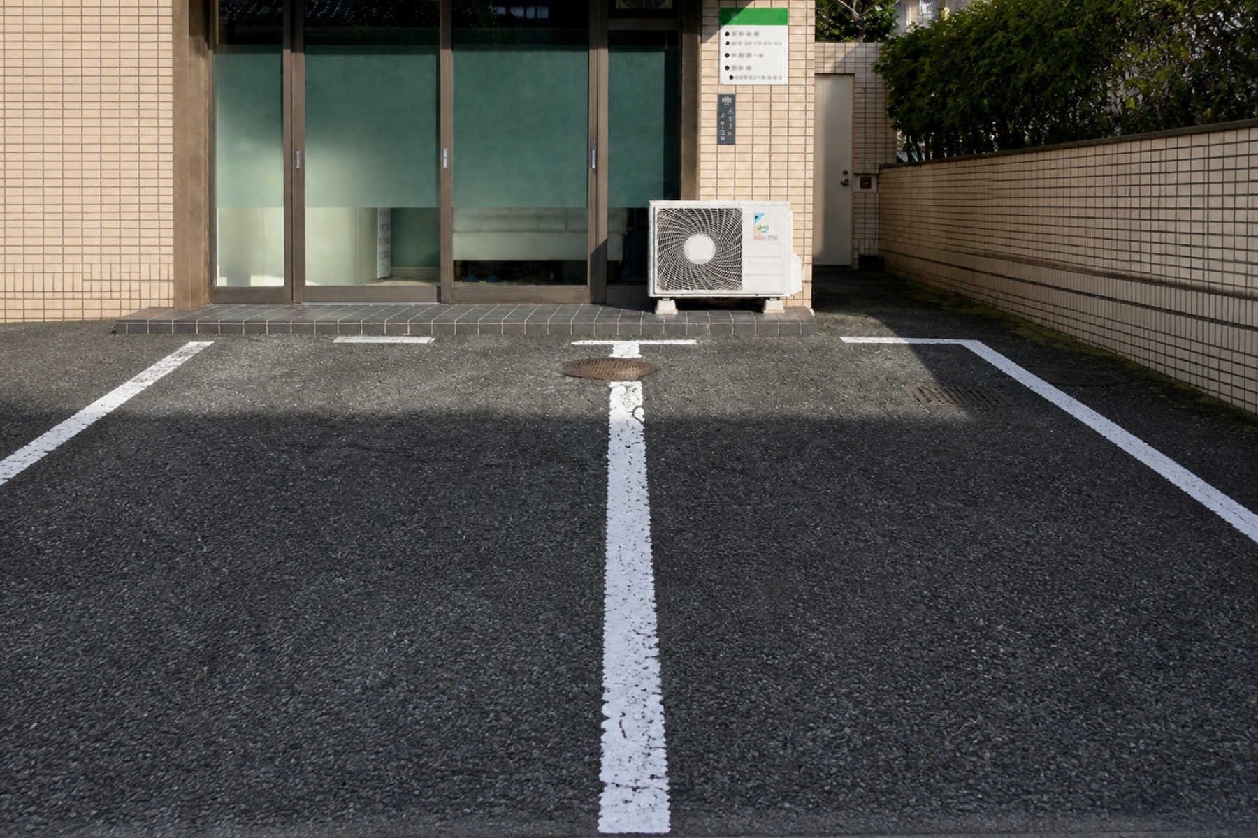 長生治療室の建物前にある2台分の駐車場