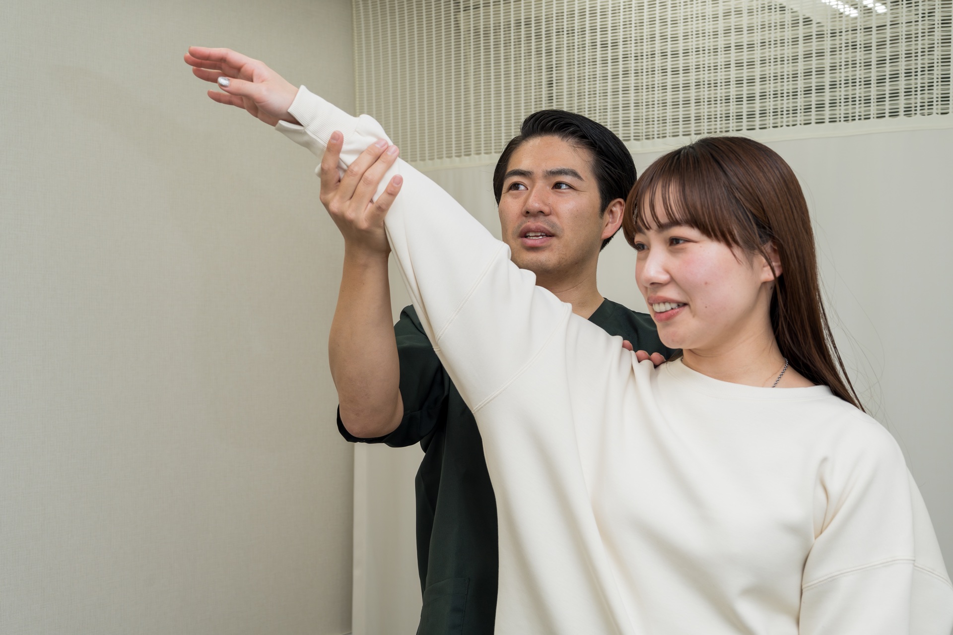 小竹翔太が肩関節の動きを確認している施術風景
